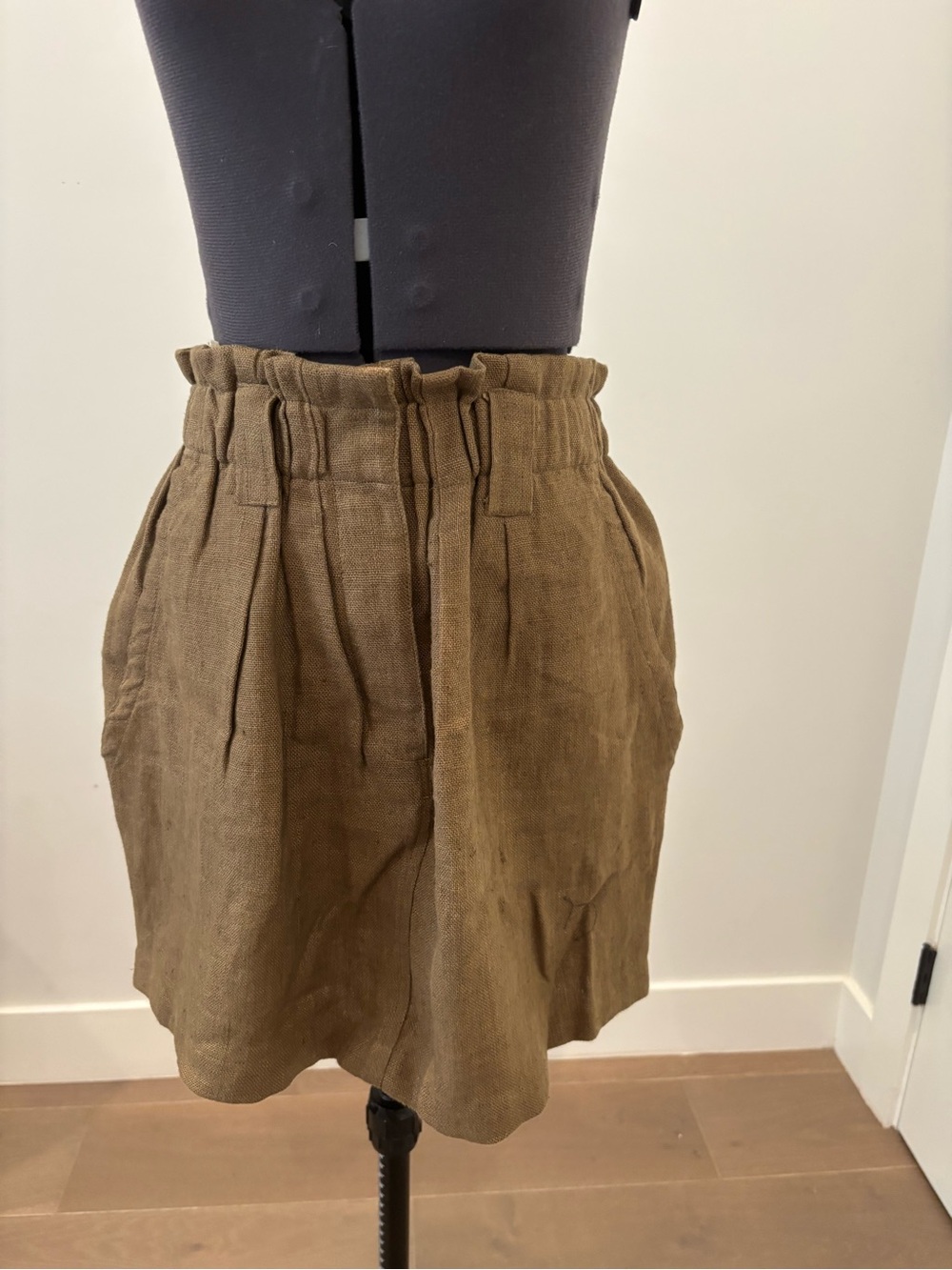 High-Waist Pleated Mini Skirt in Brown